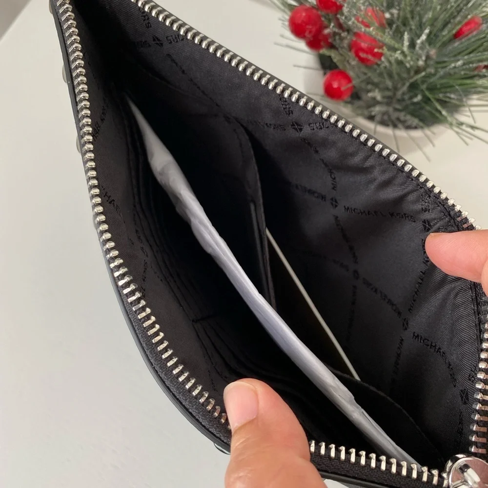 Michael Kors Jet Set XL Zip Cluth - Picture 6 of 7